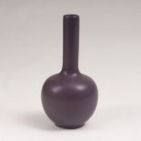 Kleine Enghalsvase mit 'Peach-Bloom'-GlasurChina. Porzellan. H. 13 cm. - A Small Narrow Neck Vase