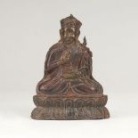 Figur 'Buddha Padmasambhava'Tibet, um 1900. Holz, geschnitzt, dunkelbraun gefasst. Dargestellt im