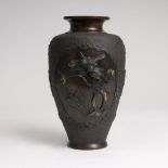 Vase mit reichem Relief-DekorJapan, Meiji-Periode (1868-1912). Bronze mit rotbrauner Patina. Fond