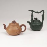 Zwei Yixing TeekännchenChina, 20. Jh. Grünes bzw. terrakottafarbenes Steinzeug. Grüne Kanne mit