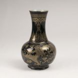 Black-Mirror-Vase mit GlückssymbolenChina, späte Qing-Dynastie (1644-1911). Porzellan mit