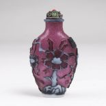 Snuffbottle mit PäonienstrauchChina. Rosa geflocktes Glas mit weißgrauem Überfang. Umlaufender Dekor