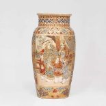 Satsuma-Vase mit reichem DekorJapan, Meiji-Periode (1868-1912). Keramik-Scherben mit bunten