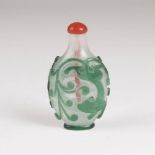 SnuffbottleChina. Blasiges Glas mit grünem Überfang. Beidseitig Drachen-Dekor. Mit Stopper. H. 7 cm.