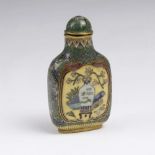 Cloisonné-SnuffbottleChina. Auf den abgeflachten Seiten Vasenmotive mit Blütenzweigen vor gelbem