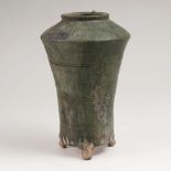 Tripod-VaseChina, Song-Dynastie (960-1279). Rötliche Irdenware, außen grün-braun verlaufende Glasur.