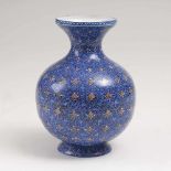 Minakari-Vase mit Ranken-DekorPersien, 20. Jh. Balusterform. Farbige Emaille-Bemalung auf