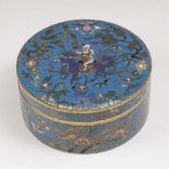 Cloisonné-Dose mit Reiter auf QilinChina, Qing-Dynastie (1644-1911). Polychromes Cloisonné auf