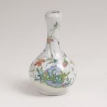 Kleine Knoblauchvase mit Blumen und InsektenChina, Qing-Dynastie (1644-1911). Porzellan. Goldrand