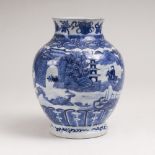 Blau-weiß Balustervase mit ArchitekturlandschaftChina, Qing-Dynastie (1644-1911). Porzellan mit