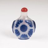 SnuffbottleChina. Blasiges Glas mit blauem Überfang. Zentrales shou-Symbol, umgeben von 5