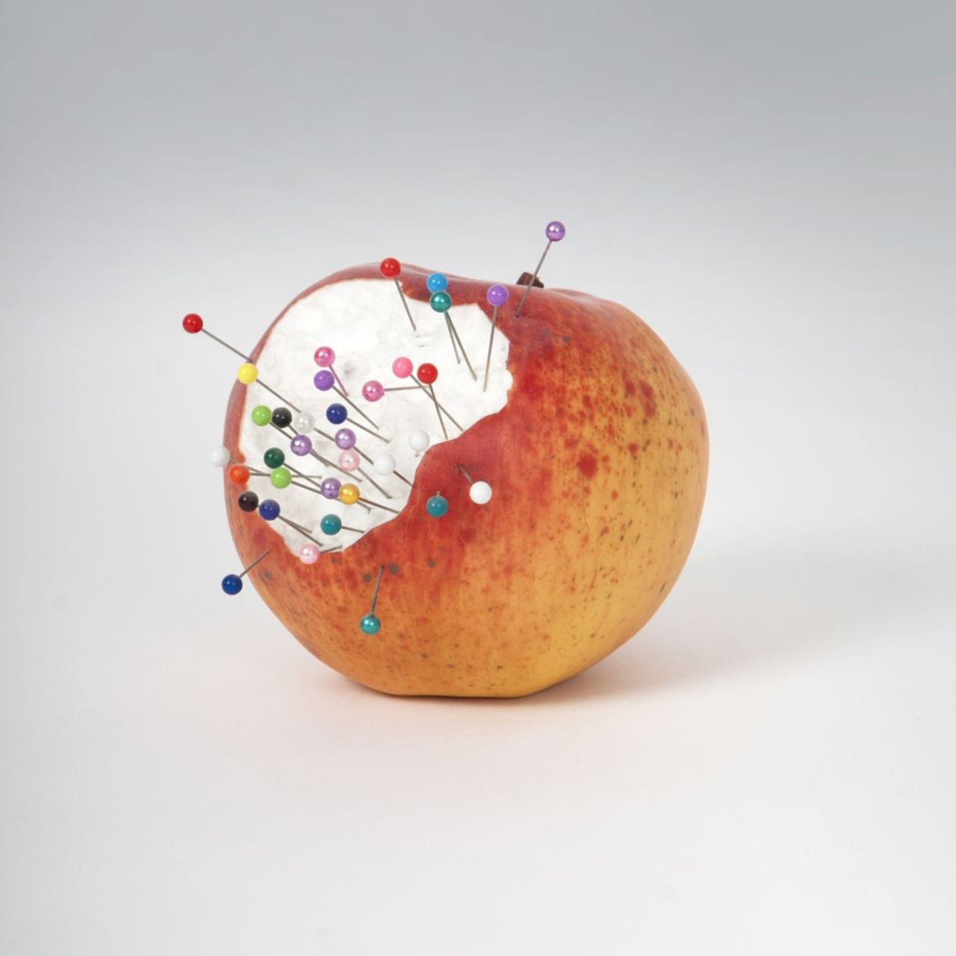 Rachel Harrison(New York 1966)Apple MultipleNew York, 2008. Polychrom staffierter Kunststoff und