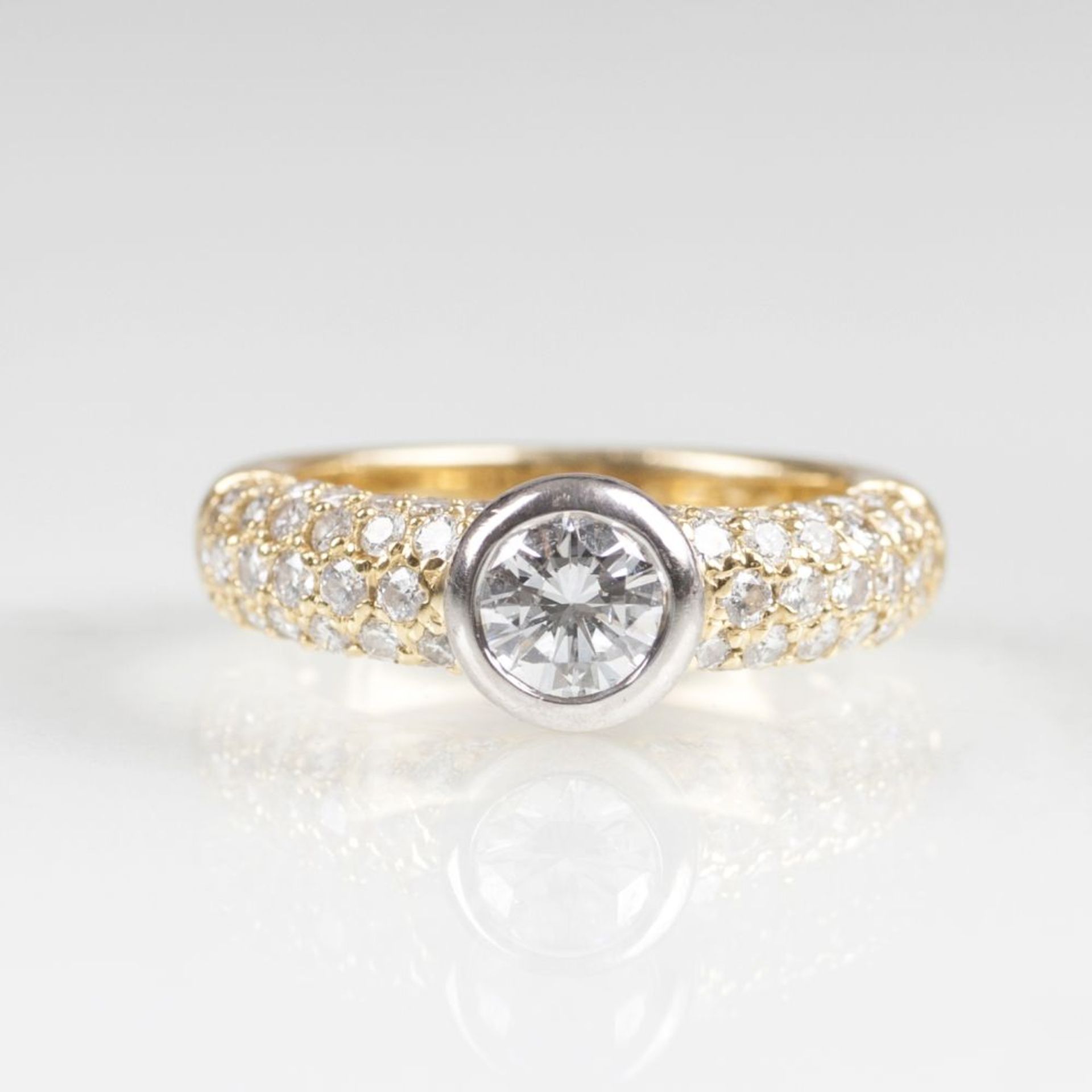 Solitär-Brillant-Ring von Juwelier Wempe18 kt. GG mit WG, gest., num. 2756. Schauseitig Besatz mit