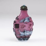 Snuffbottle mit Kranich-DekorChina. Rosa geflocktes Glas mit weißgrauem Überfang. Stehende und