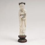 Elfenbein-Figur 'Knabe mit Pfirsichen'China, späte Qing-Dynastie (1644-1911). Elfenbein, vollrund