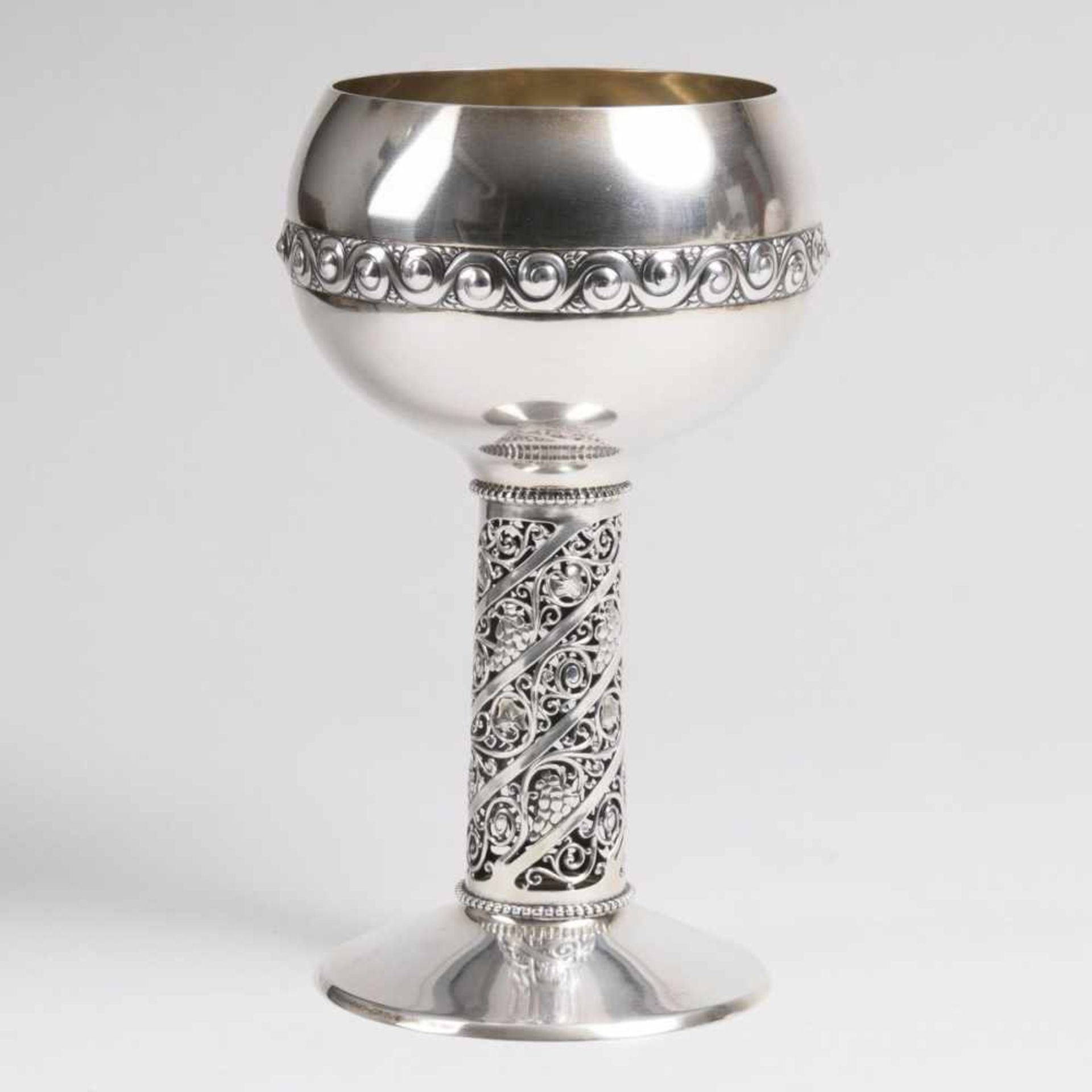 Jugendstil-Pokal mit Weinranken-SchaftDeutschland, um 1900. Silber, gest. BZ., '800', MZ.: 'O.