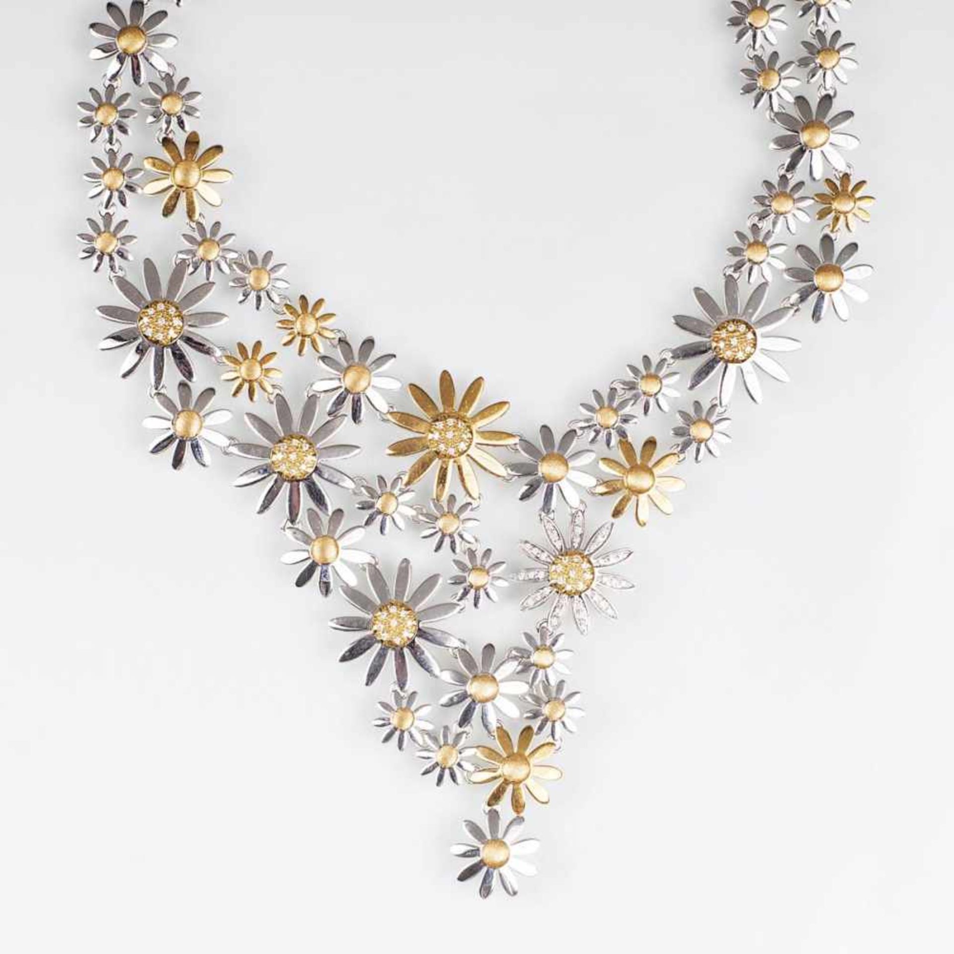 Außergewöhnliches, zweifarbiges Gold-Collier 'Sommerblüten' mit Brillant-Besatz18 kt. GG und WG,