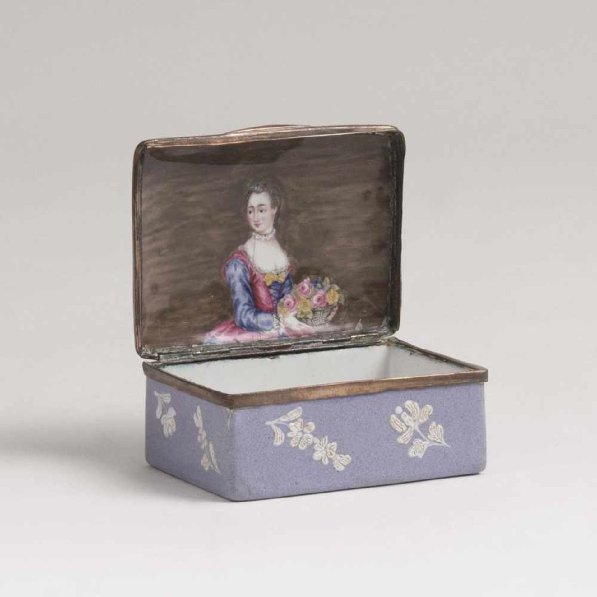 Emaille-Tabatière mit feinem Blütenrelief und DamenportätMitte 18. Jh. Violetter Fond mit weißem