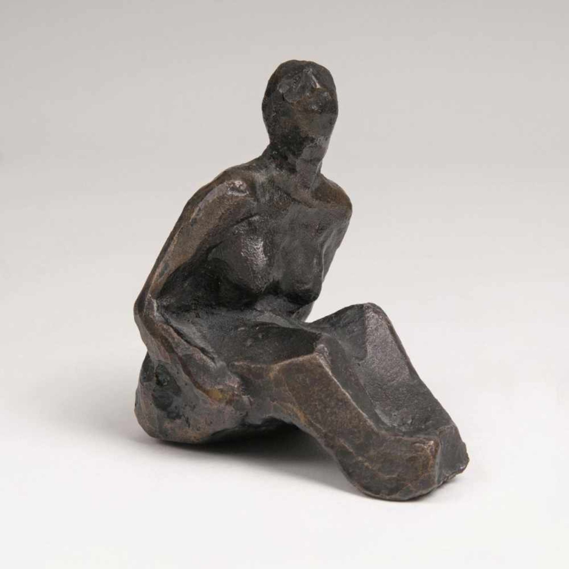 Ursula Querner(Dresden 1921 - Hamburg 1969)Kleine Figur 'Sitzender weiblicher Akt'Bronze mit