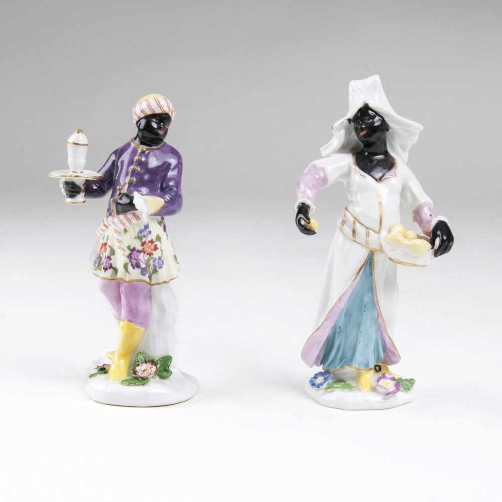 Paar Figuren 'Mohr und Mohrin'Meissen, Mitte 18. Jh. Porzellan, farbig staffiert. Kredenzender