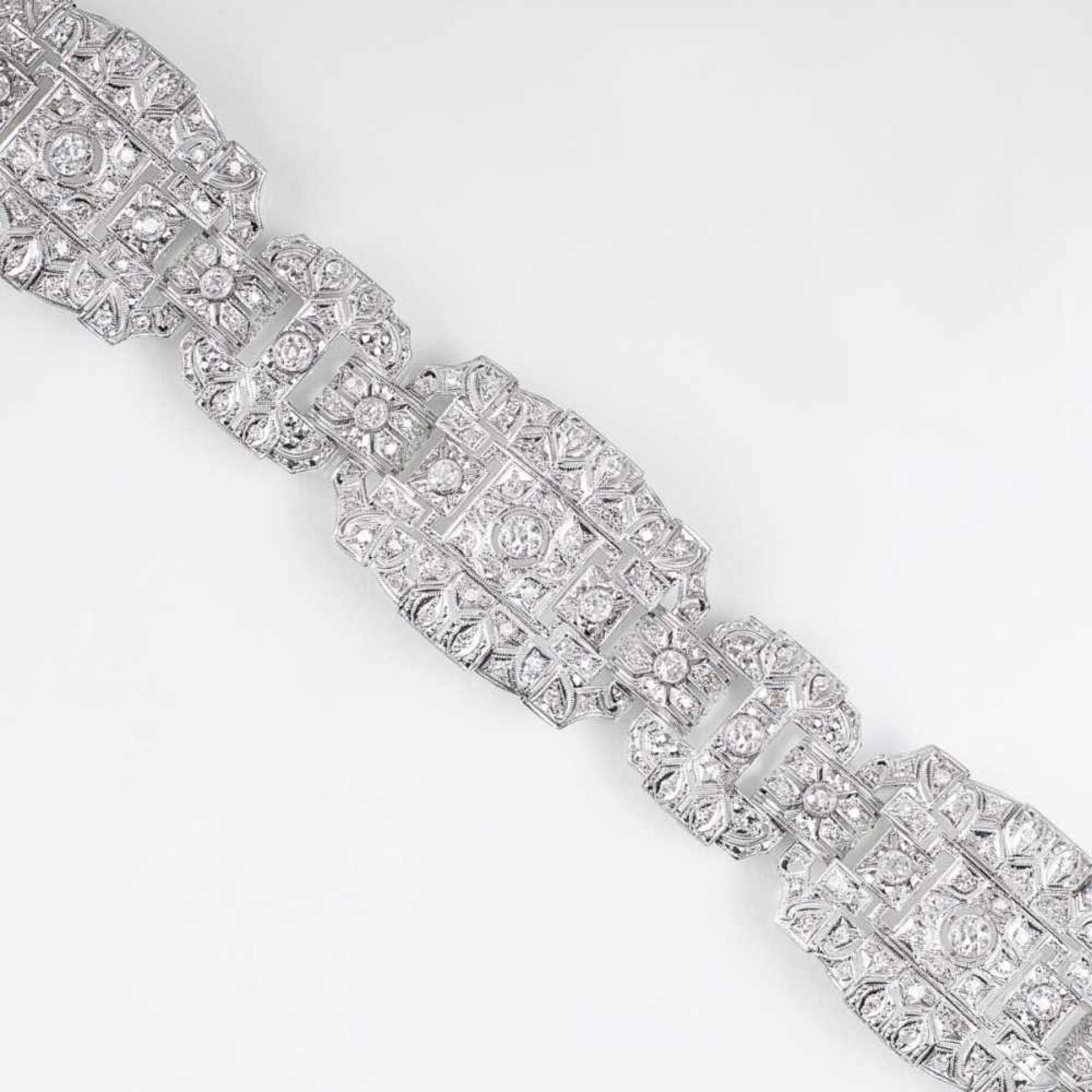 Opulentes Diamant-Armband im Art-déco Stil18 kt. WG. In feinen Millegriffesfassungen umlaufend