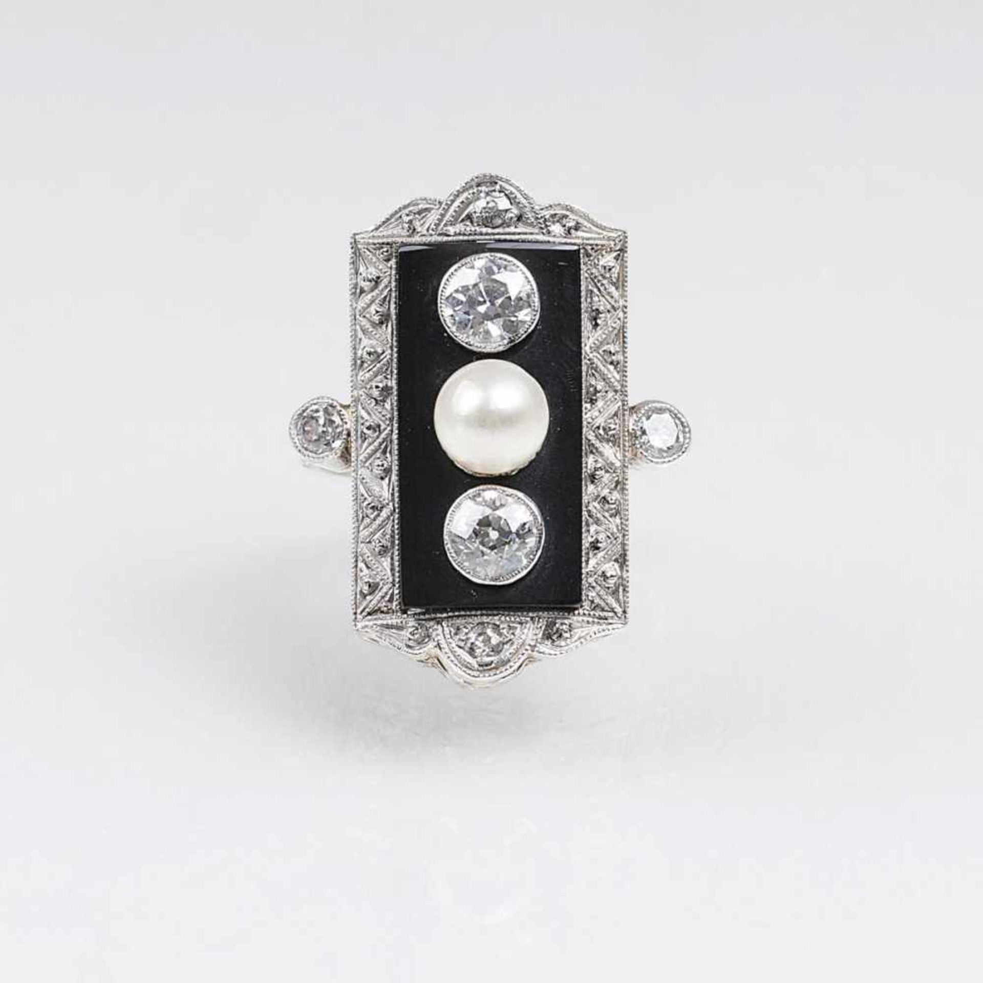 Art-déco Diamant-Perl-Ring mit Onyx-BesatzUm 1920. Platin mit WG. Gebogte Schauseite, auf Onyx