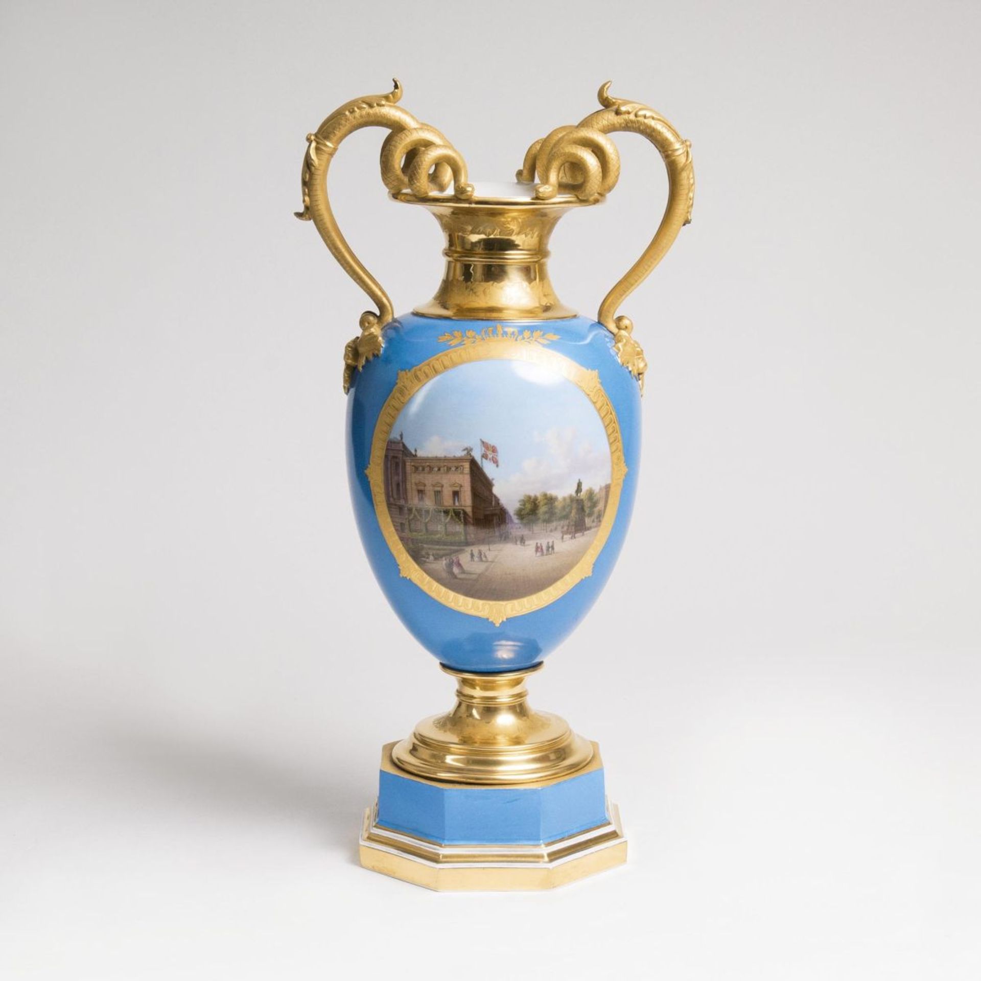 Seltene Berliner 'Urbino-Vase' mit Prospekt des Alten Palais in BerlinBerlin, KPM, 1849-1870.