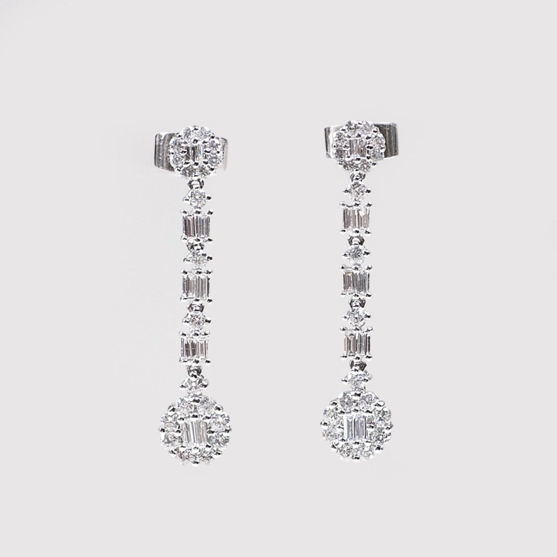 Paar Diamant-Brillant-Ohrringe18 kt. WG. Stecker-Brisur und Steg mit insges. 20 Baguette-Diam. und