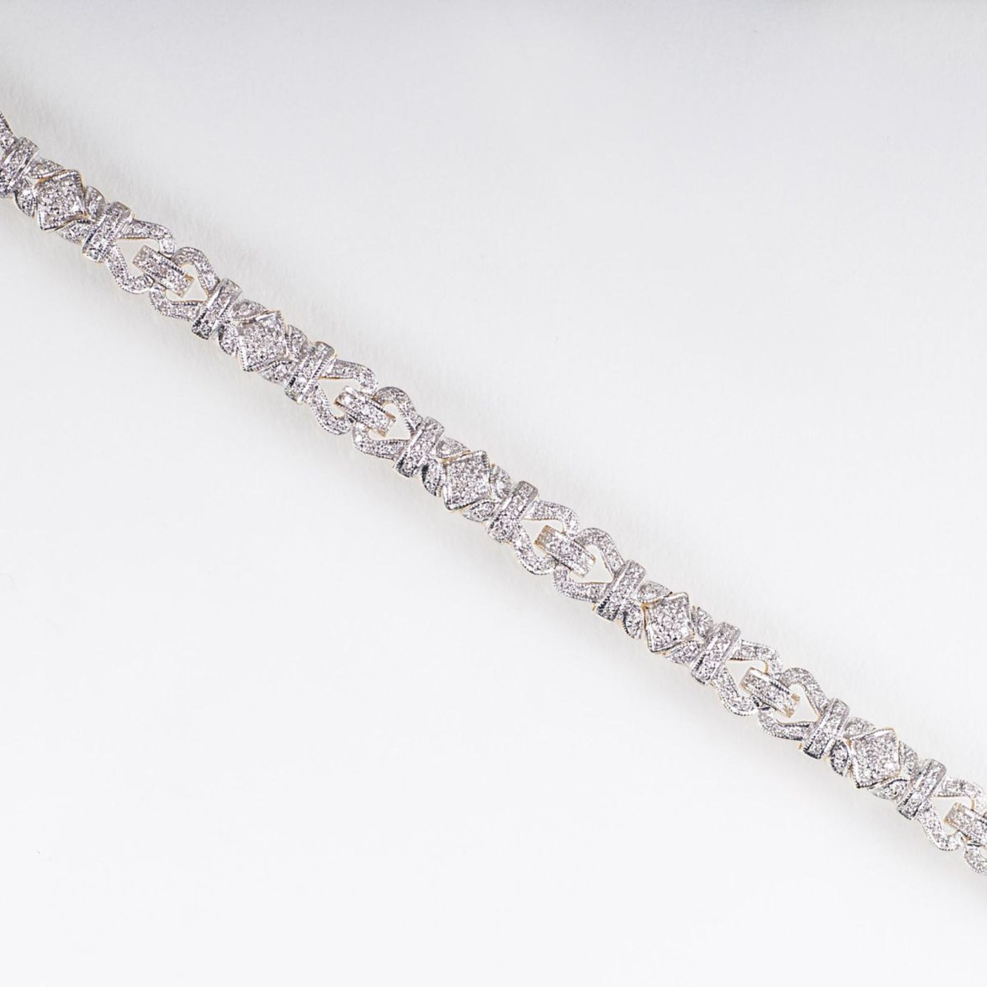 Feines Diamant-Armband im Art-déco Stil14 kt. GG mit WG, gest. In Millegriffesfassungen über 285 kl.