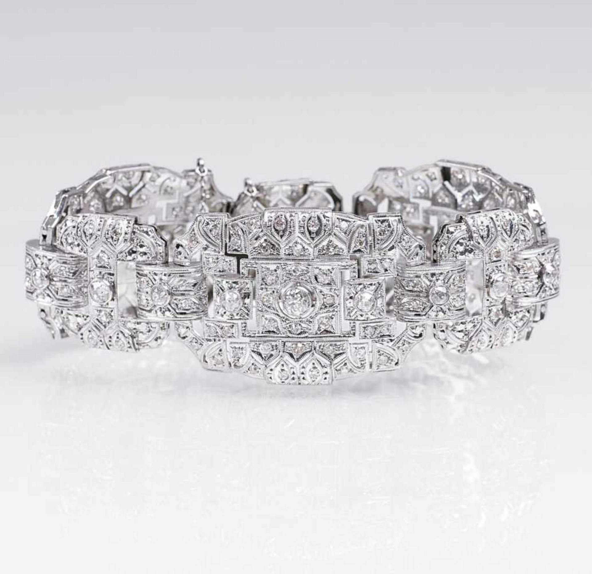 Opulentes Diamant-Armband im Art-déco Stil18 kt. WG. In feinen Millegriffesfassungen umlaufend - Bild 2 aus 2