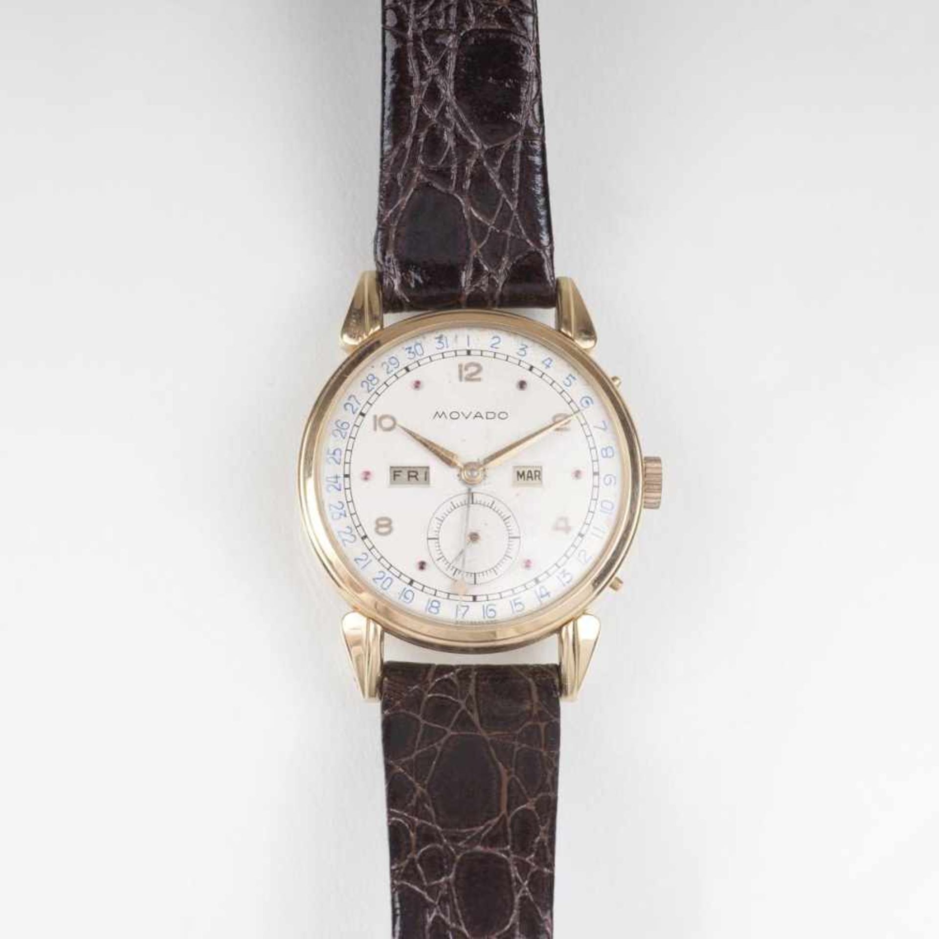 Herren-Armbanduhr 'Triple Calendar' von MovadoUm 1940. 18 kt. Roségold. Handaufzug. Blaue und