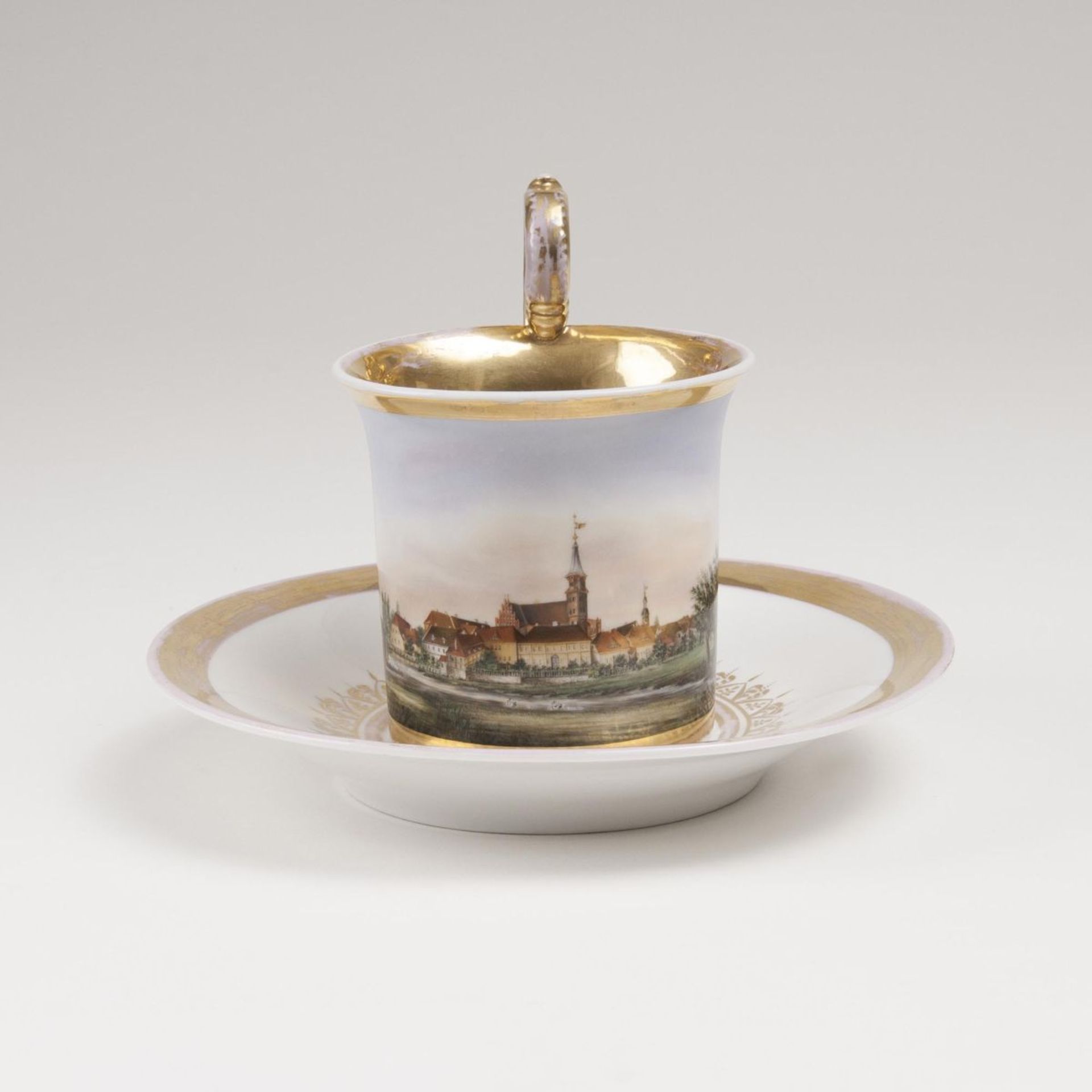 Berliner Tasse mit StadtsilhouetteBerlin, KPM, 1837-1844. Porzellan. Auf der Schauseite der Tasse