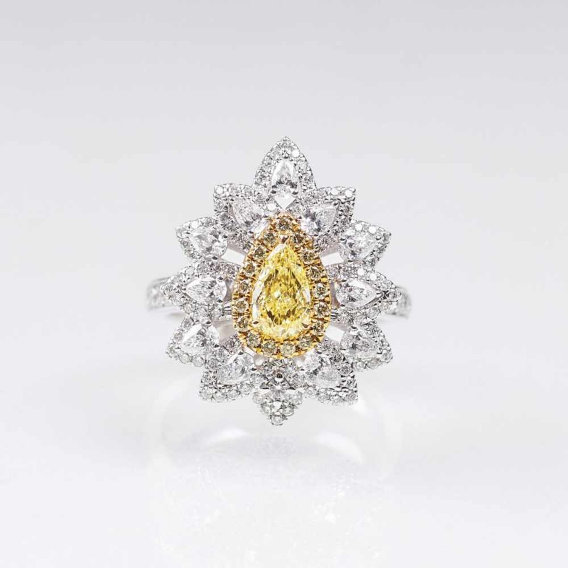 Fancy-Diamant-Brillant-Ring18 kt. WG, gest. Der fein-farbige, natürliche Fancy-Diamant im