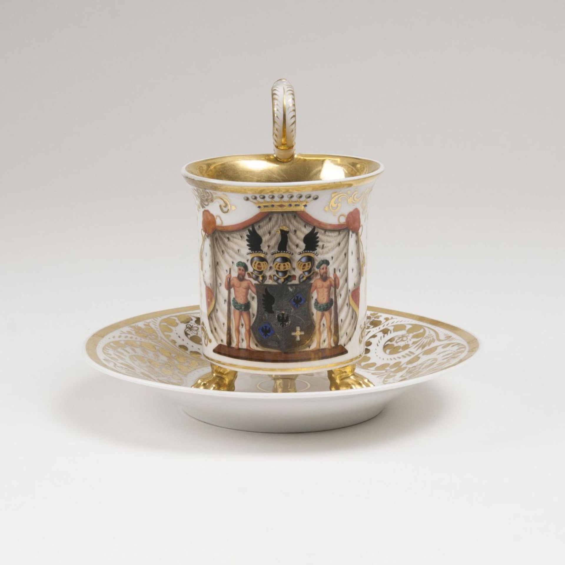 Berliner Tasse mit aufwändigem WappenmotivBerlin, KPM, um 1844-1847. Porzellan. Bechertasse auf