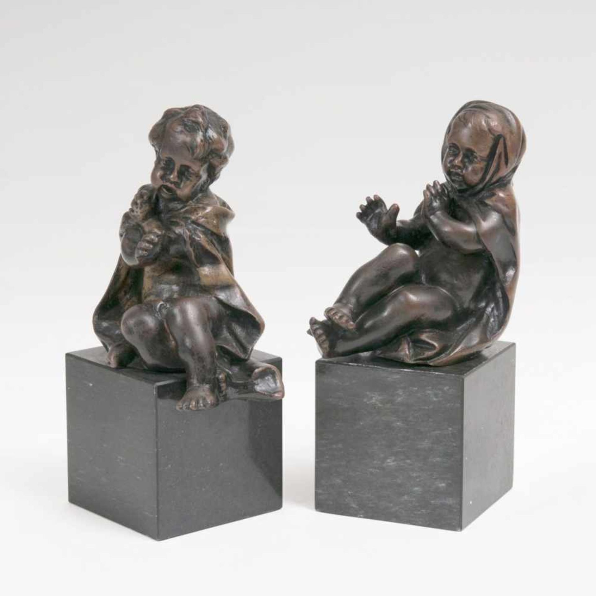 Paar Allegorischer PuttenItalien/Flandern, um 1700. Bronze, Spuren schwarzer Patina. Sitzende, in