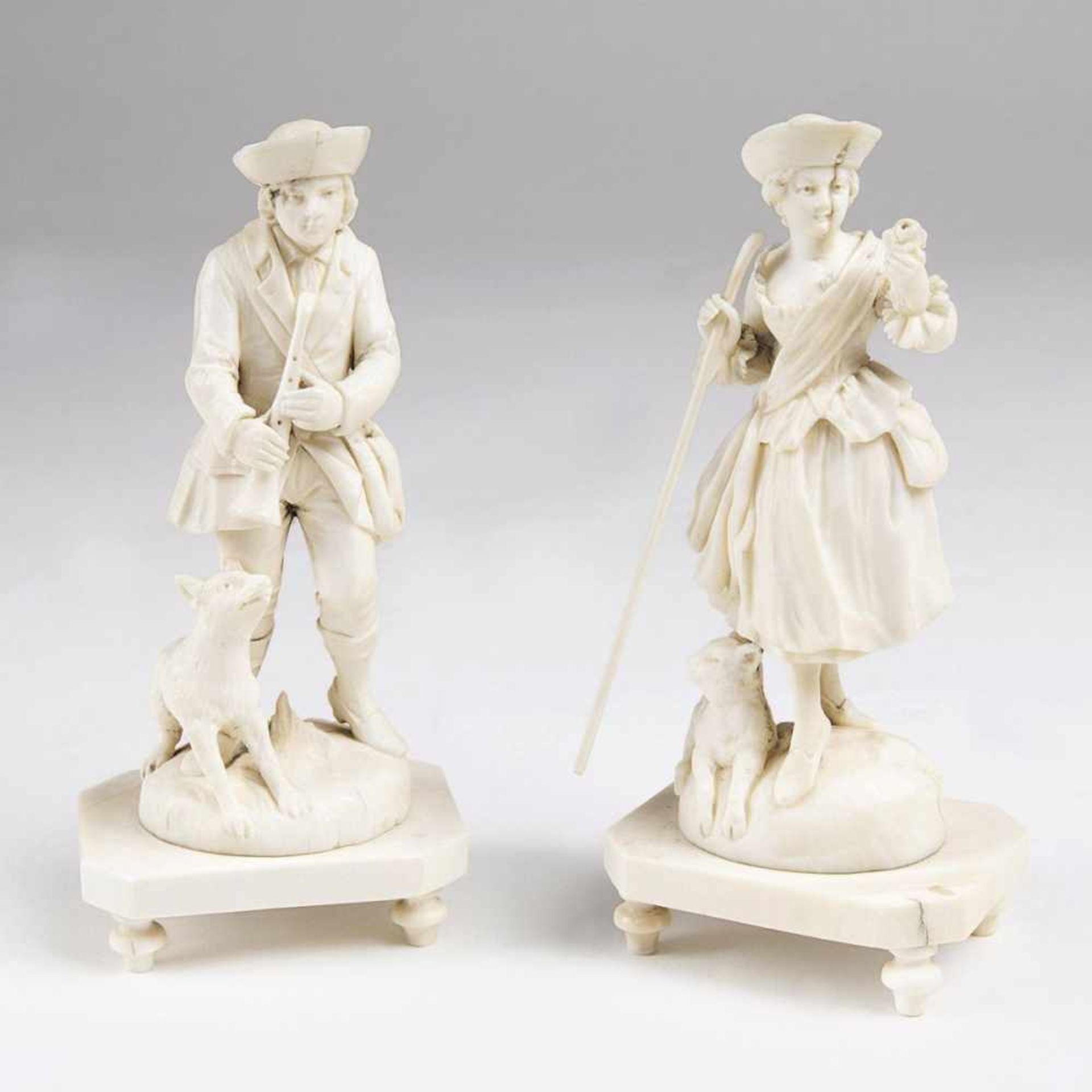 Paar Elfenbein-Figuren 'Schäfer und Schäferin'Erbach, 19. Jh. Elfenbein, geschnitzt. Jeweils auf