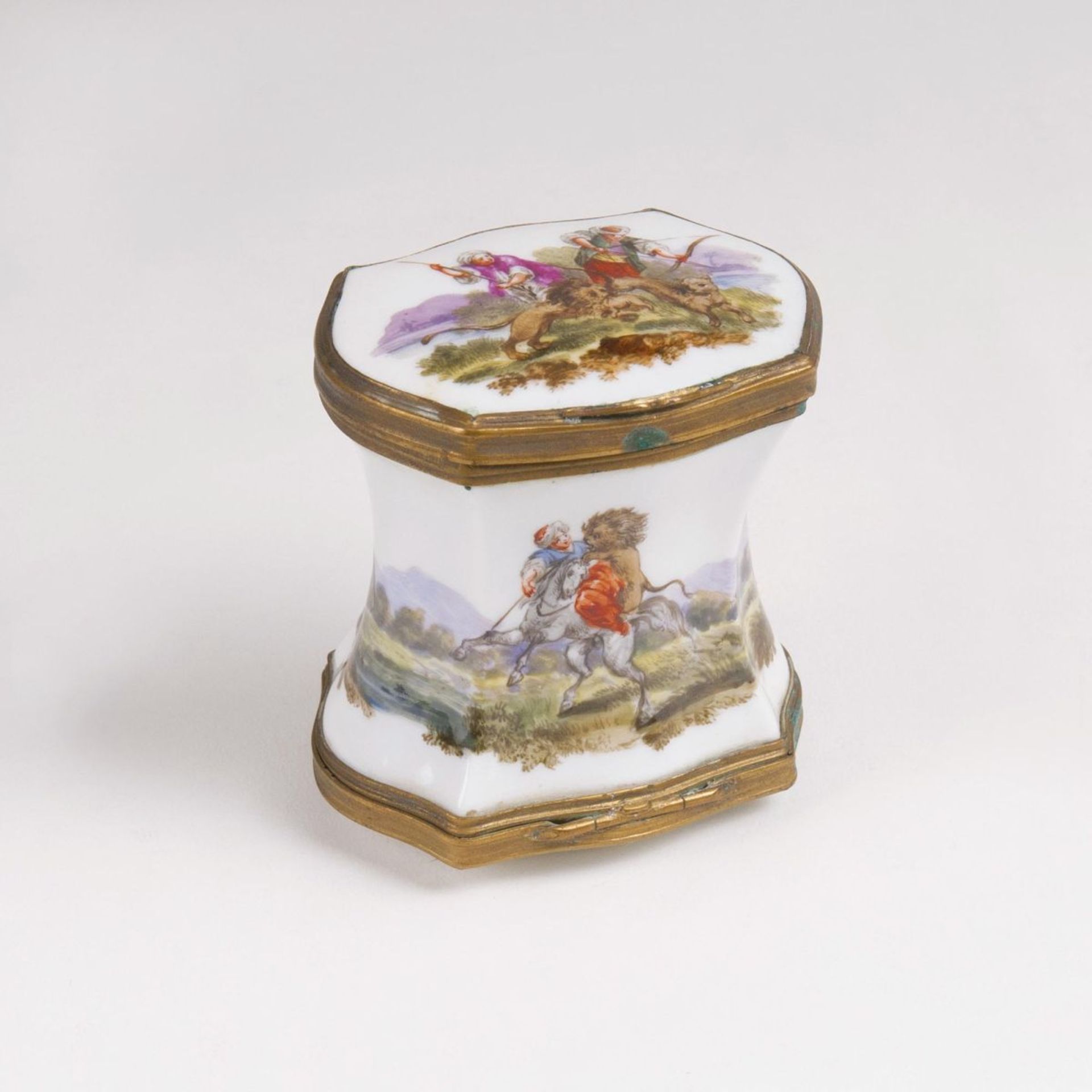 Seltene Doppeldose mit exotischer HatzjagdMeissen, um 1820. Porzellan, vergoldete