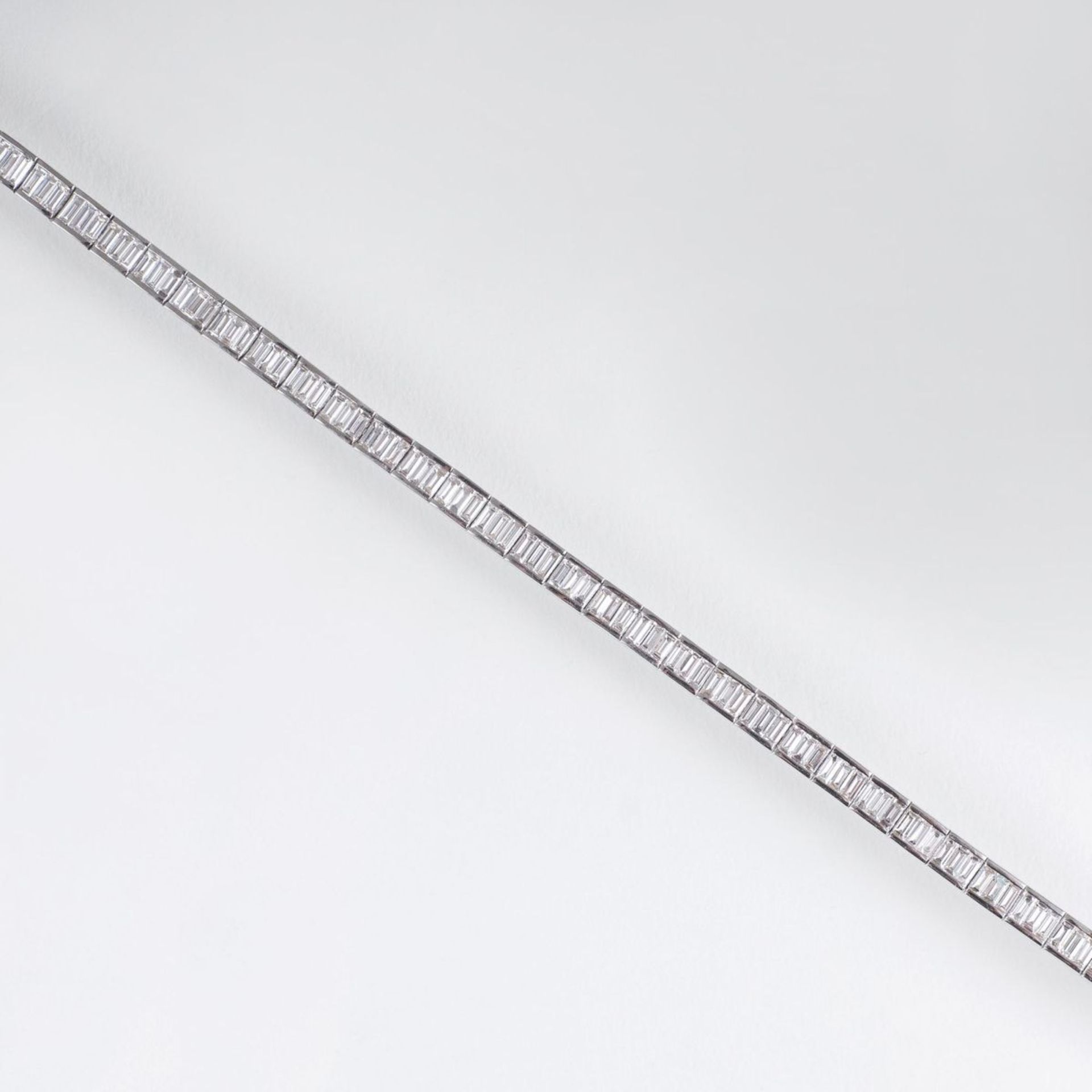 Fein-weißes Diamant-Tennisarmband18 kt. WG, gest., '3.84'. Umlaufend besetzt mit 128 Diam. im