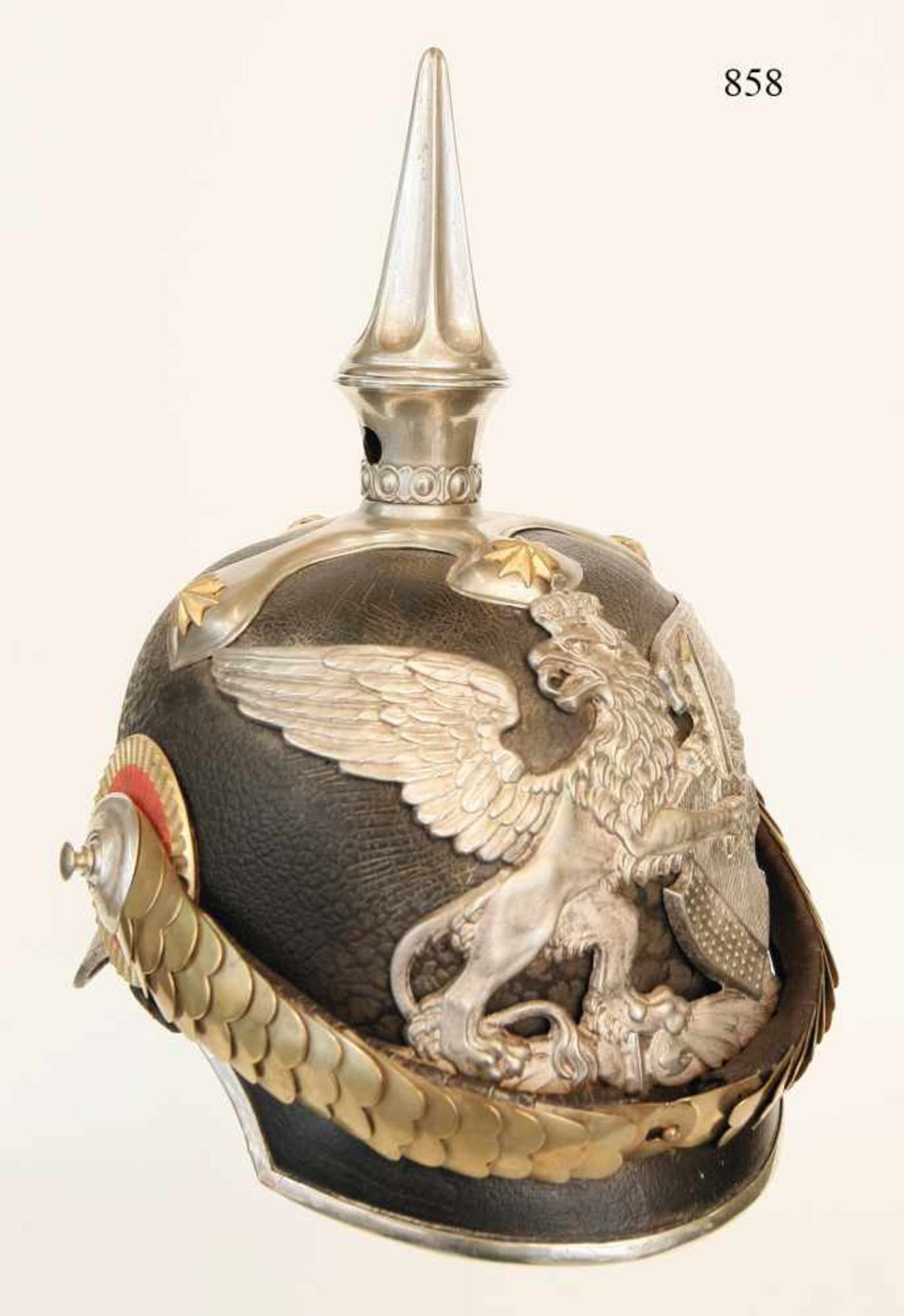 Helm für Generale, M/1850Hohe Lederglocke mit versilberten Beschlägen. Schöner, hochreliefierter