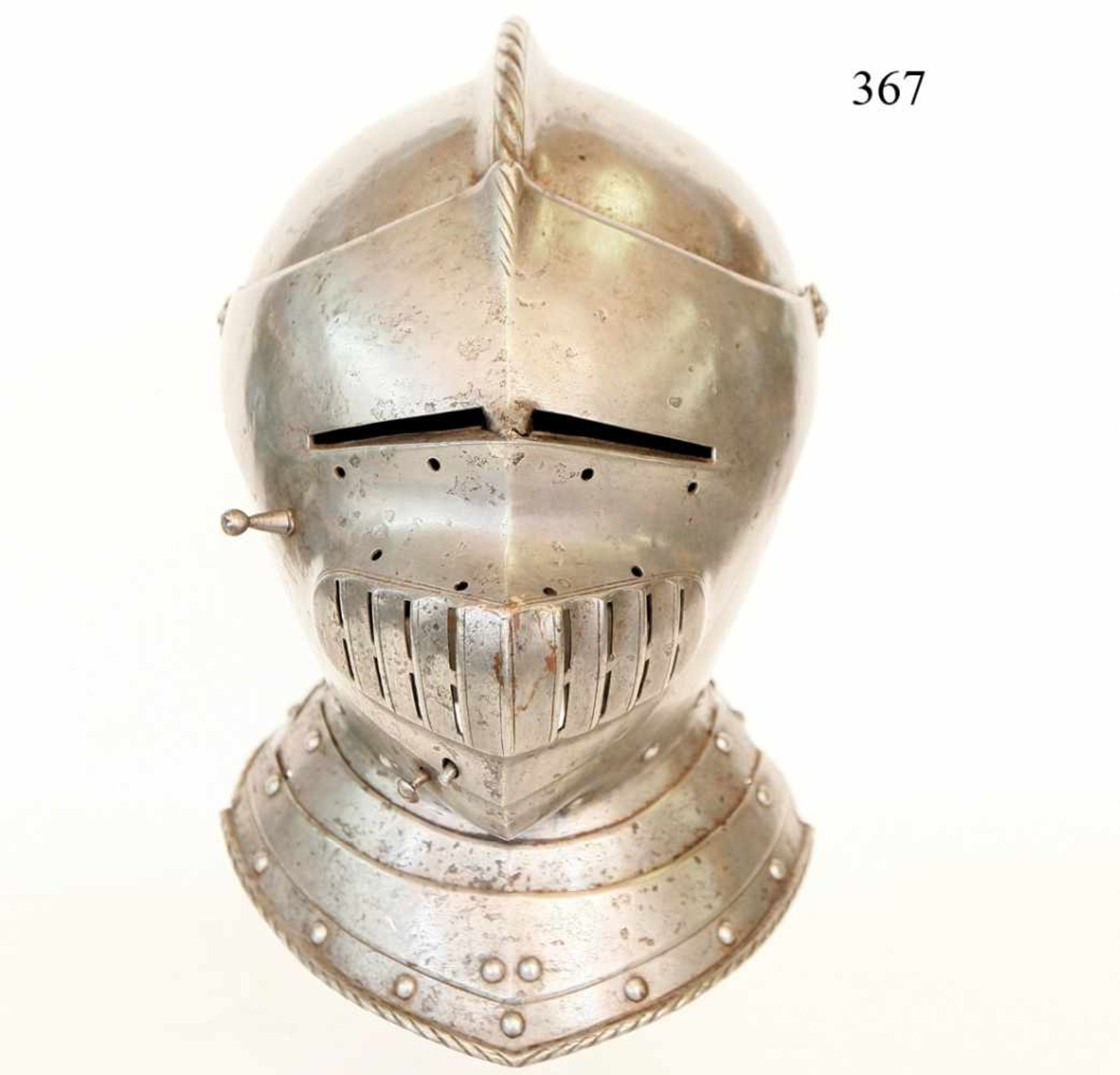Geschlossener Helm, Deutsch, um 1540Einteilige Glocke mit niederem, geschnürter Kamm.