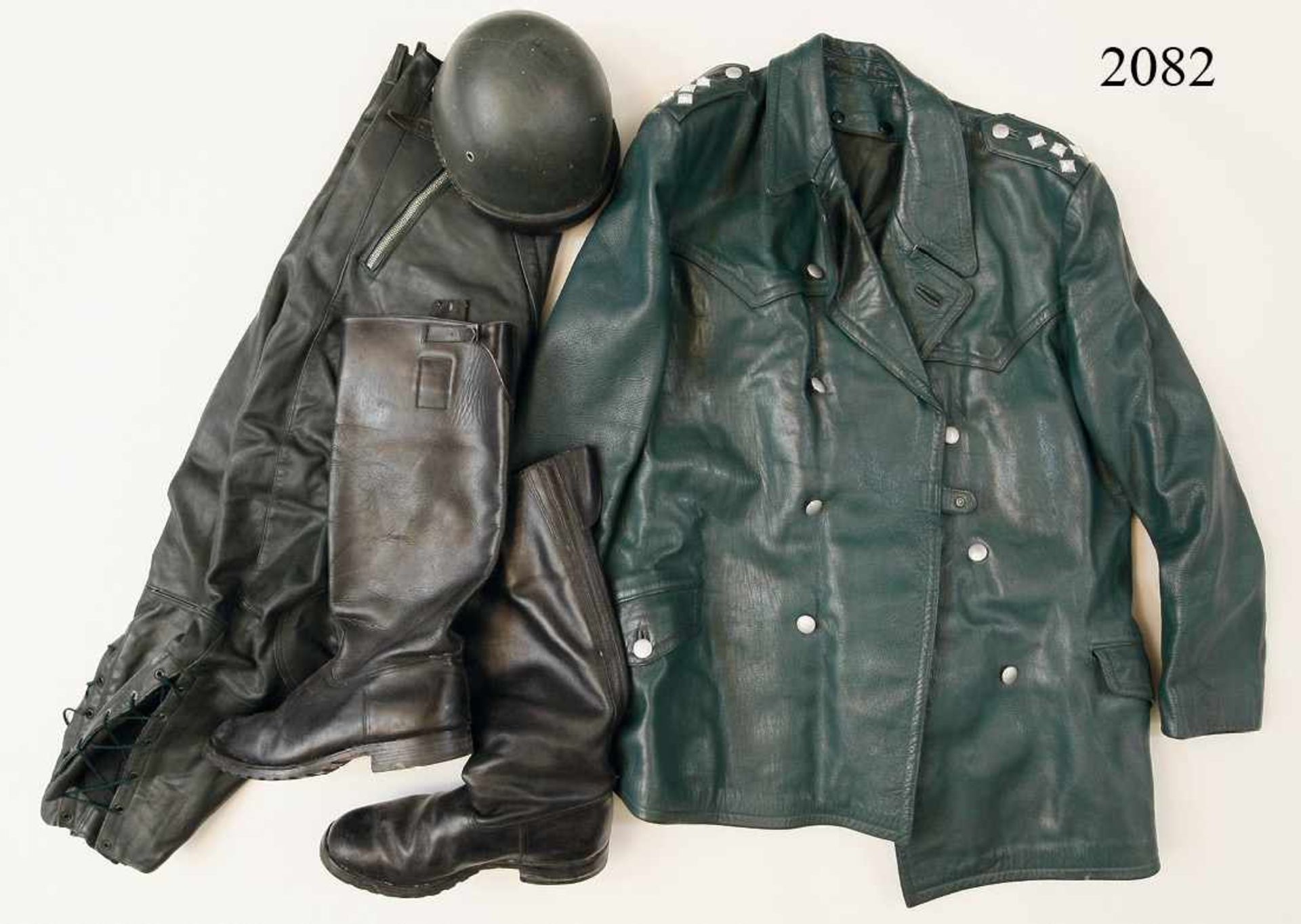 Uniform für einen Motorrad-Polizisten 1950er/60er JahreDunkelgrüne Lederjacke. Breecheshose aus