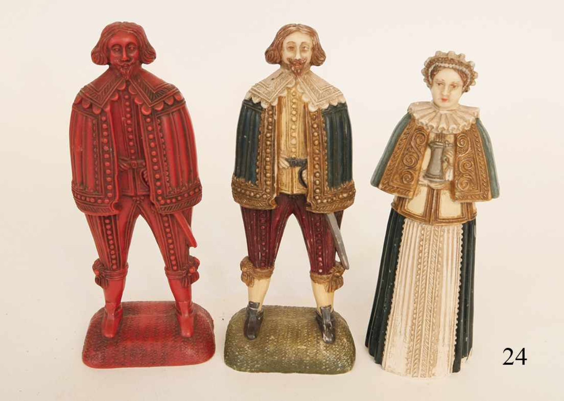 3 Wachsfiguren, um 1880In historischer Kleidung. Je 24cm.Zustand: II