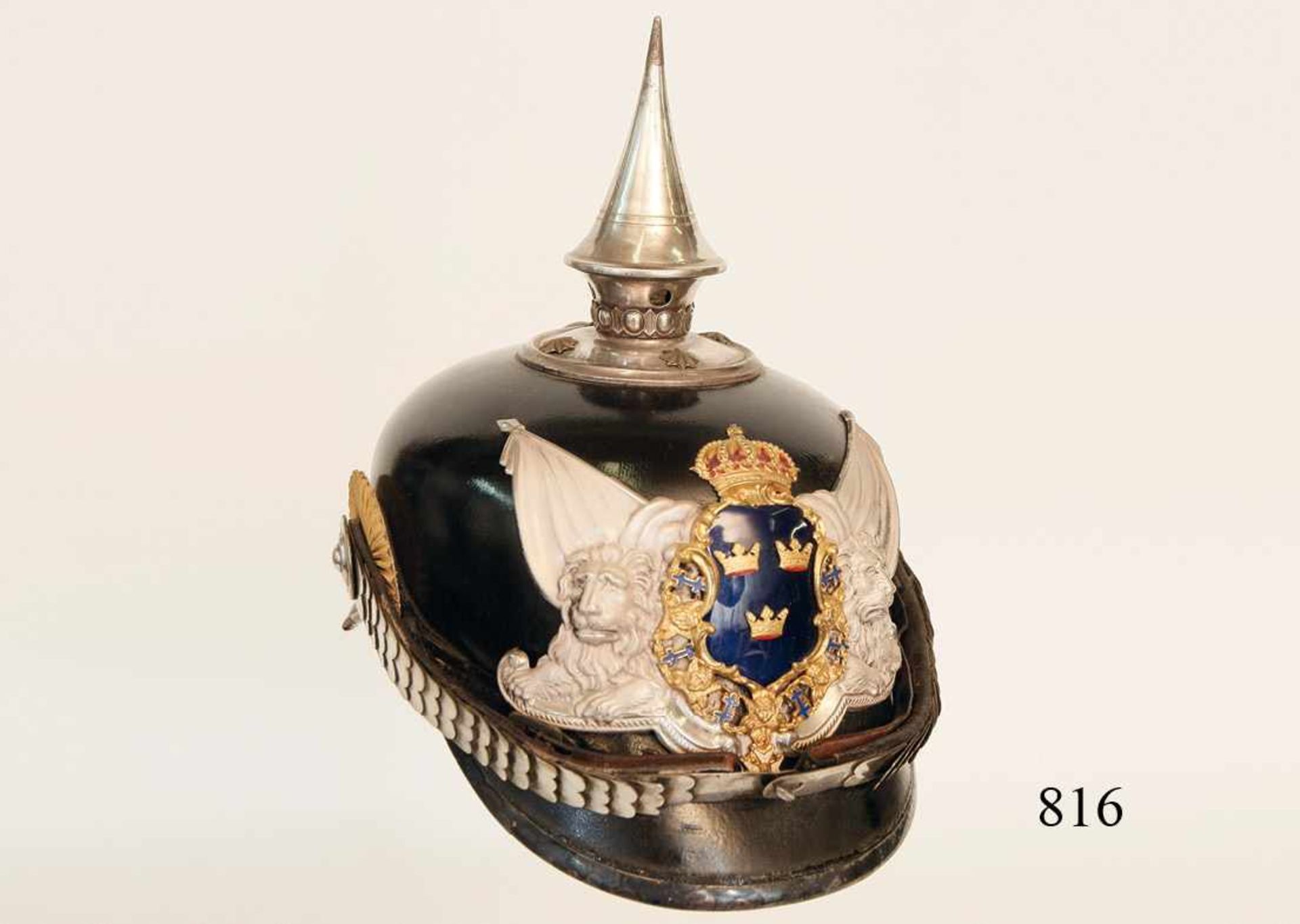 Schweden, Helm für Offiziere M/1887 Svea LivgardLacklederglocke mit schönem Emblem. Versilbert,