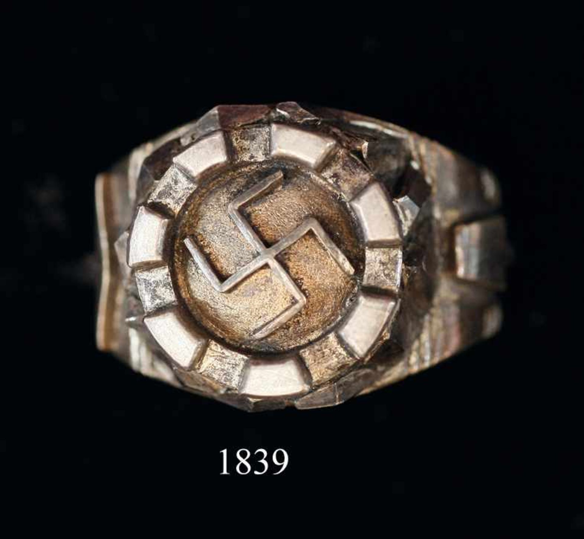 NS Ring, Festung KönigsteinSilber, vergoldet. Ringplatte mit Turm und HK. Gravur: Königstein 1933.