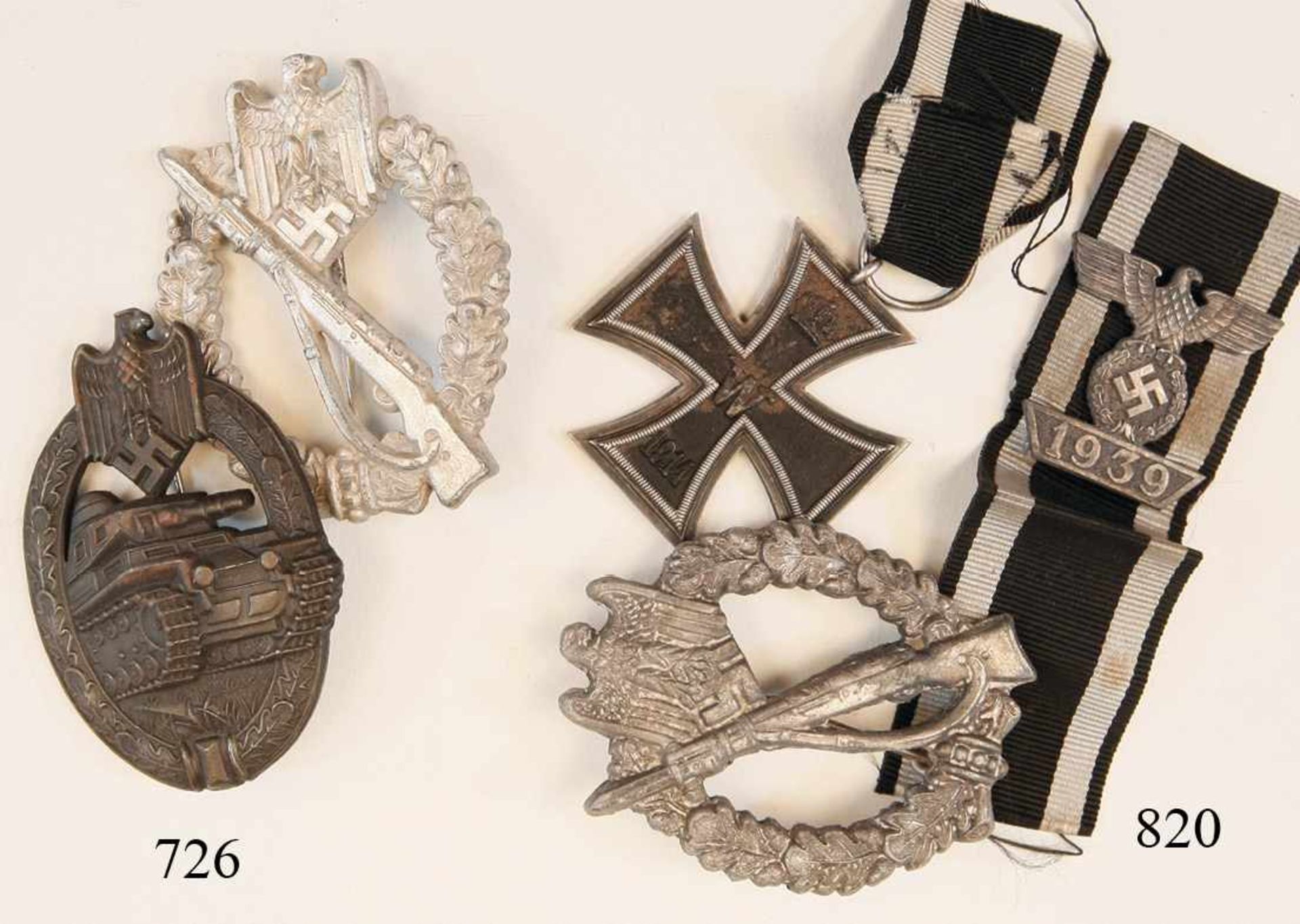 2 AuszeichnungenInfanteriesturmabz. Buntmetall, Hohlprägung. Panzerkampfabzeichen, Bronzestufe.