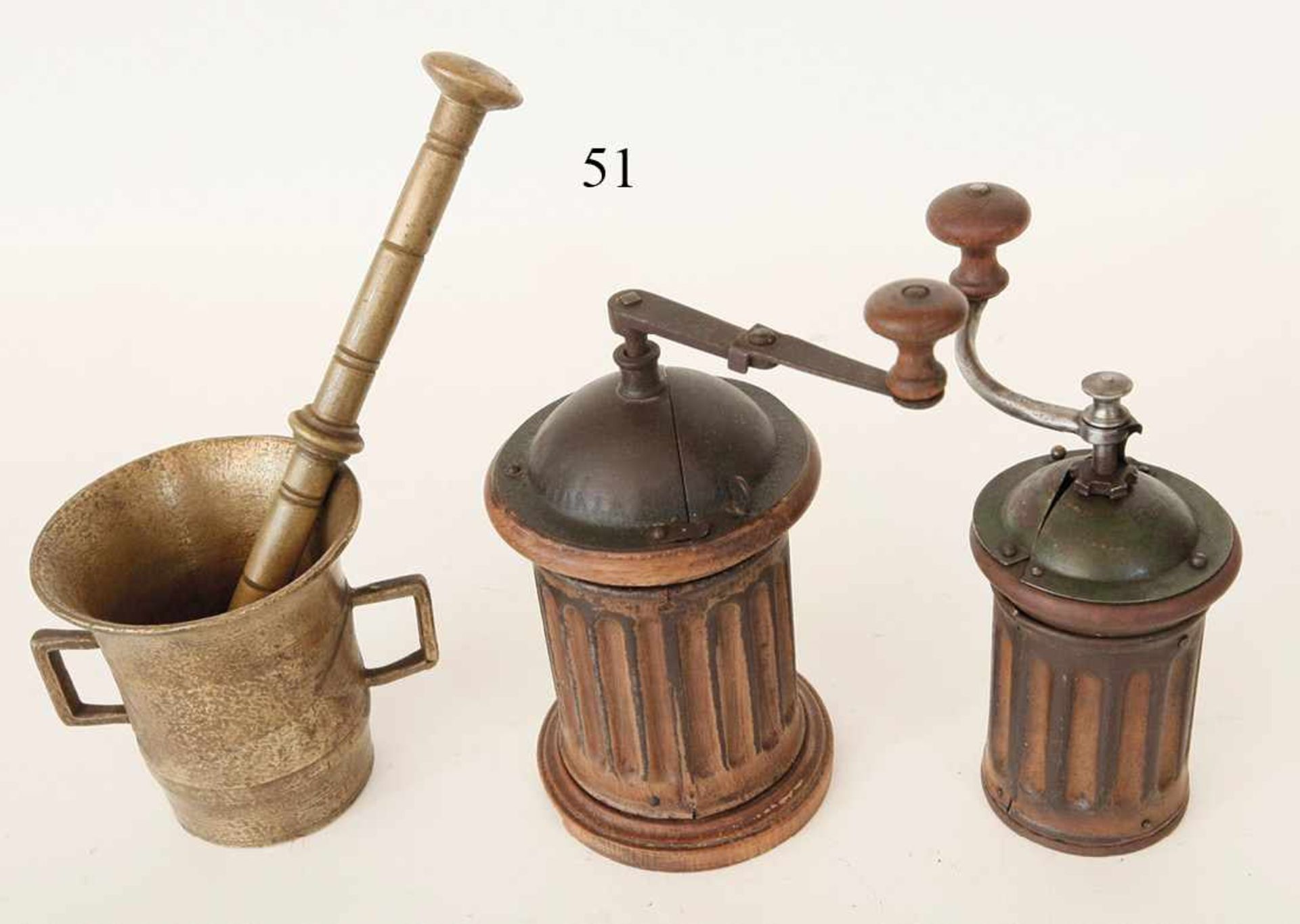 Konvolut Mörser mit Plistill aus Messing. 2 alte Kaffeemühlen. Um 1900. Zustand: II