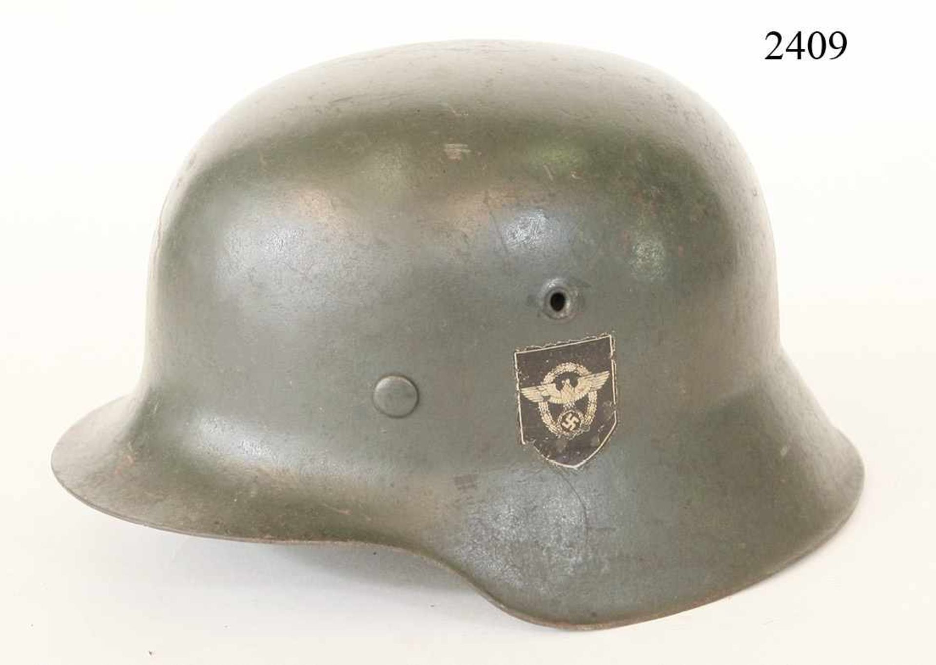 Stahlhelm M/42 Polizei (Felddivision)Polizeigrüne Farbe. Beide Embleme. EF64. Los 2621. Komplett mit