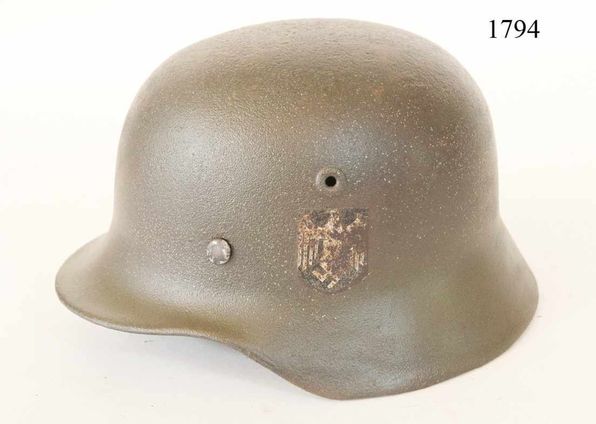 Stahlhelm M/40Mit einem Emblem. NS62. Futter fehlt. Teil narbig. Scheunenfund. Zustand: III-