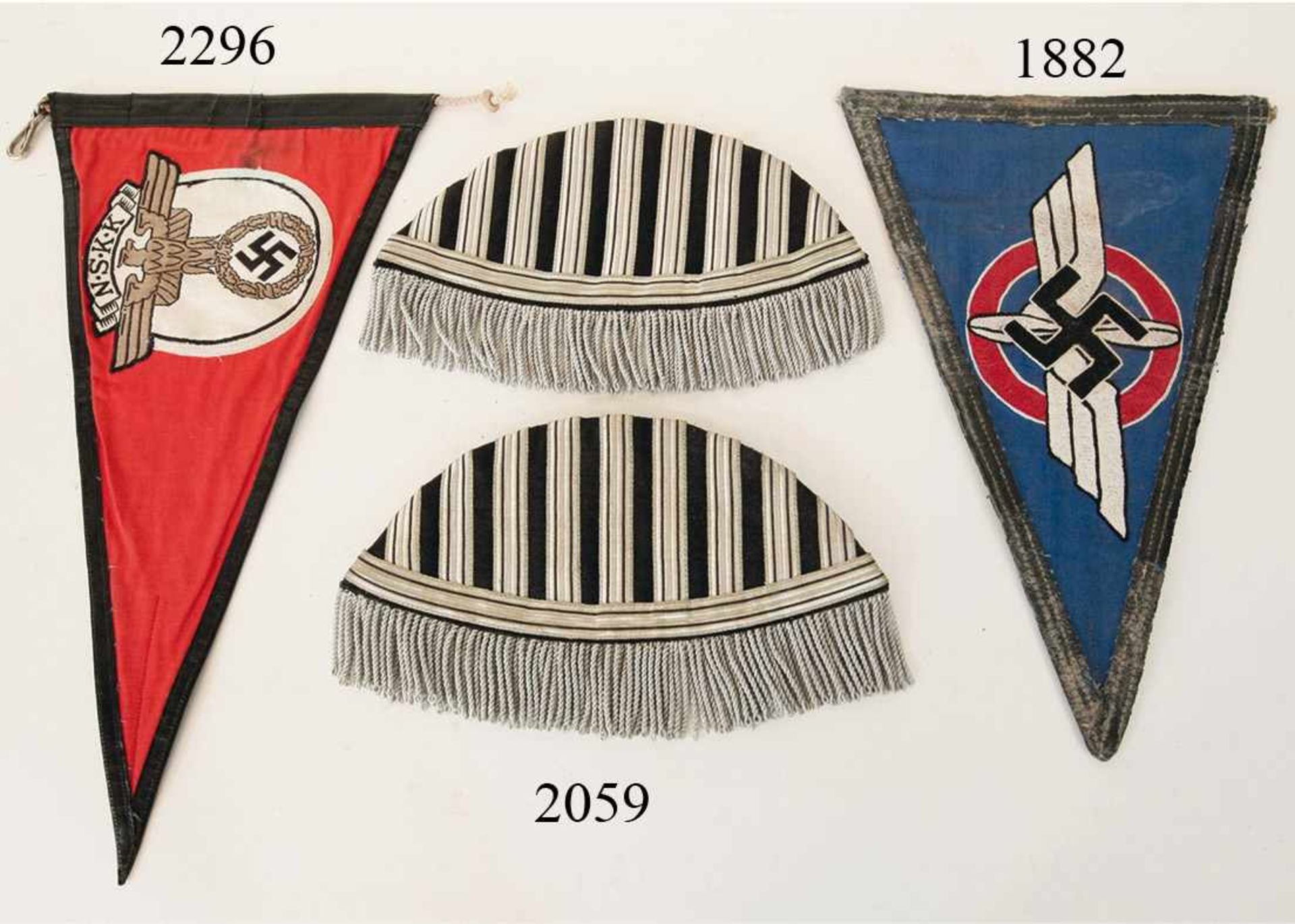 Paar Schwalbennester der allgem. SSSchwarzes Tuch mit Silbertressen und Kantillen. 1937. Reste eines