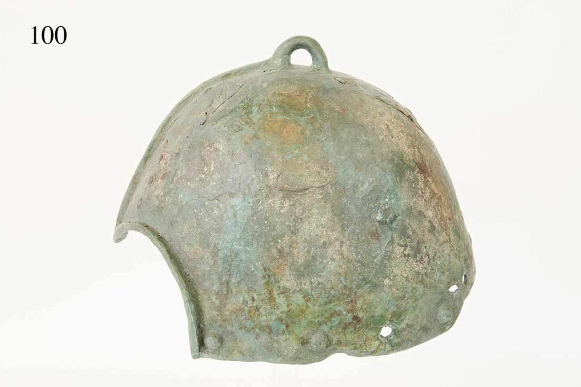 Skytischer Bronzehelm, ca. 700 v.Chr. "Kuban" TypeBronze mit grüner Patina. Einteilig mit genieteter - Bild 2 aus 2